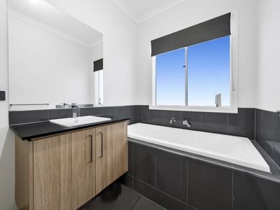 8 Guling Rise, Clyde North