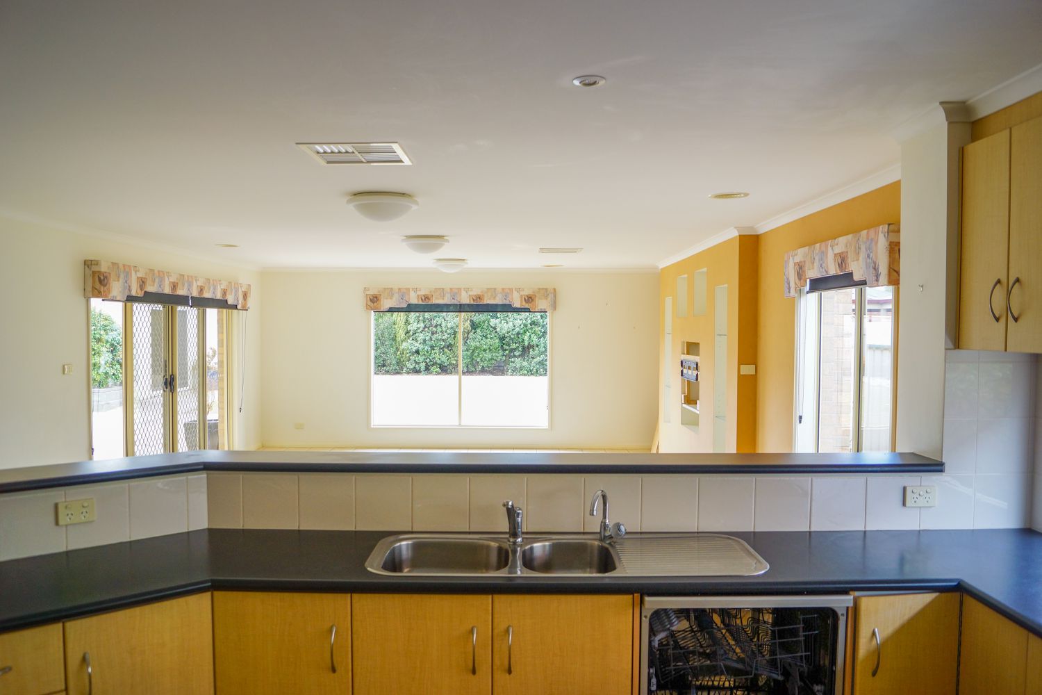 16 Burnett Street, Horsham