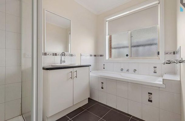 4 Ferntree Walk, Roxburgh Park