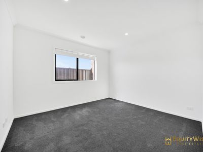8 Bombax Street, Manor Lakes