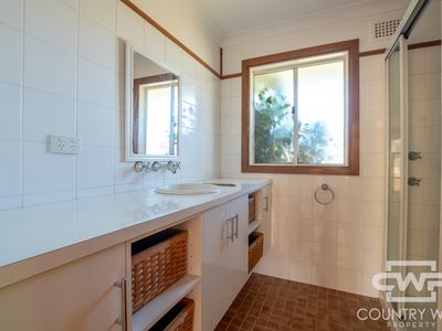 8 Lackey Street, Guyra