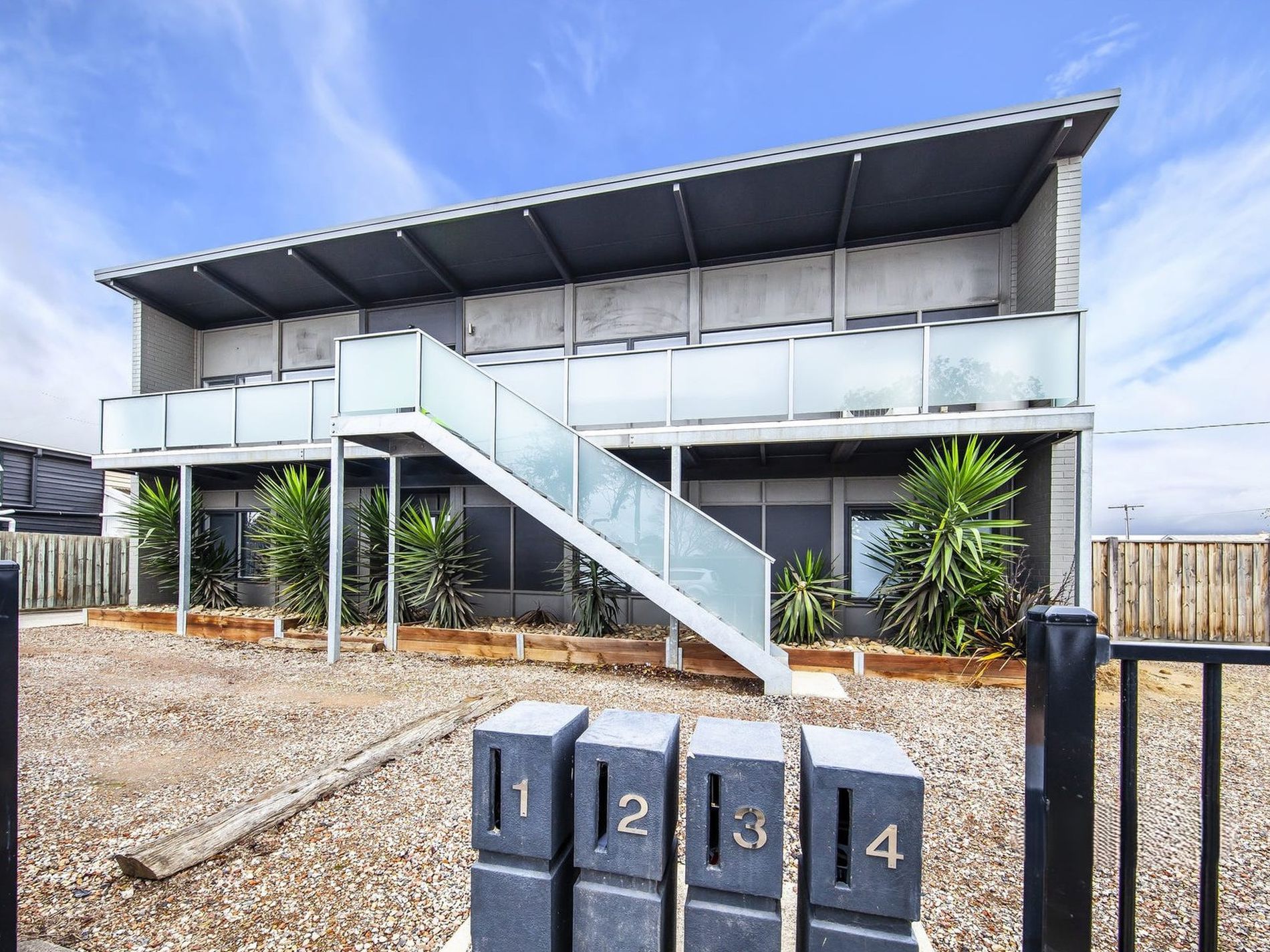 4 / 12 Market Road , Werribee