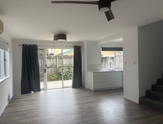 Townhouse in the heart of Coolum Beach image 1