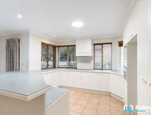 Large Family Living Opposite Noosa Golf Club image 5