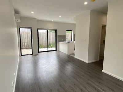 2 / 18 Whitelaw Street, Reservoir
