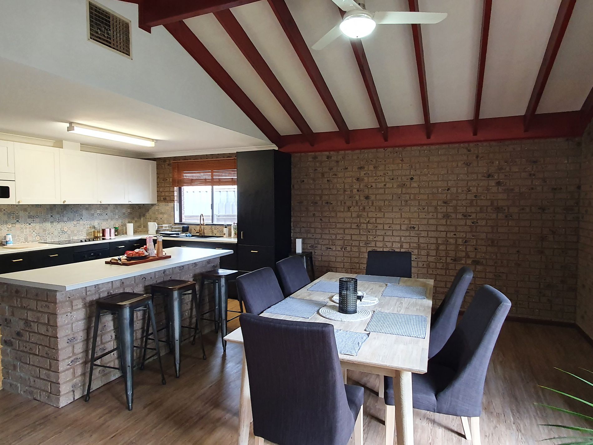 9 Compton Court, Hannans