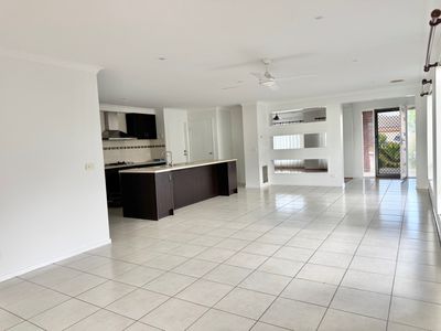 10 Burrendong Street, Manor Lakes