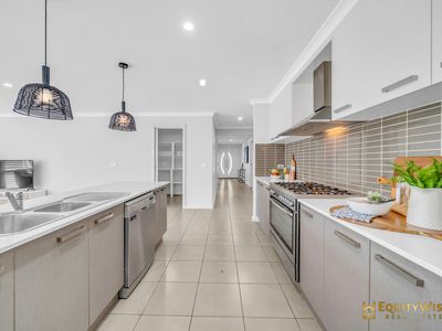 24 Dutch Avenue, Manor Lakes