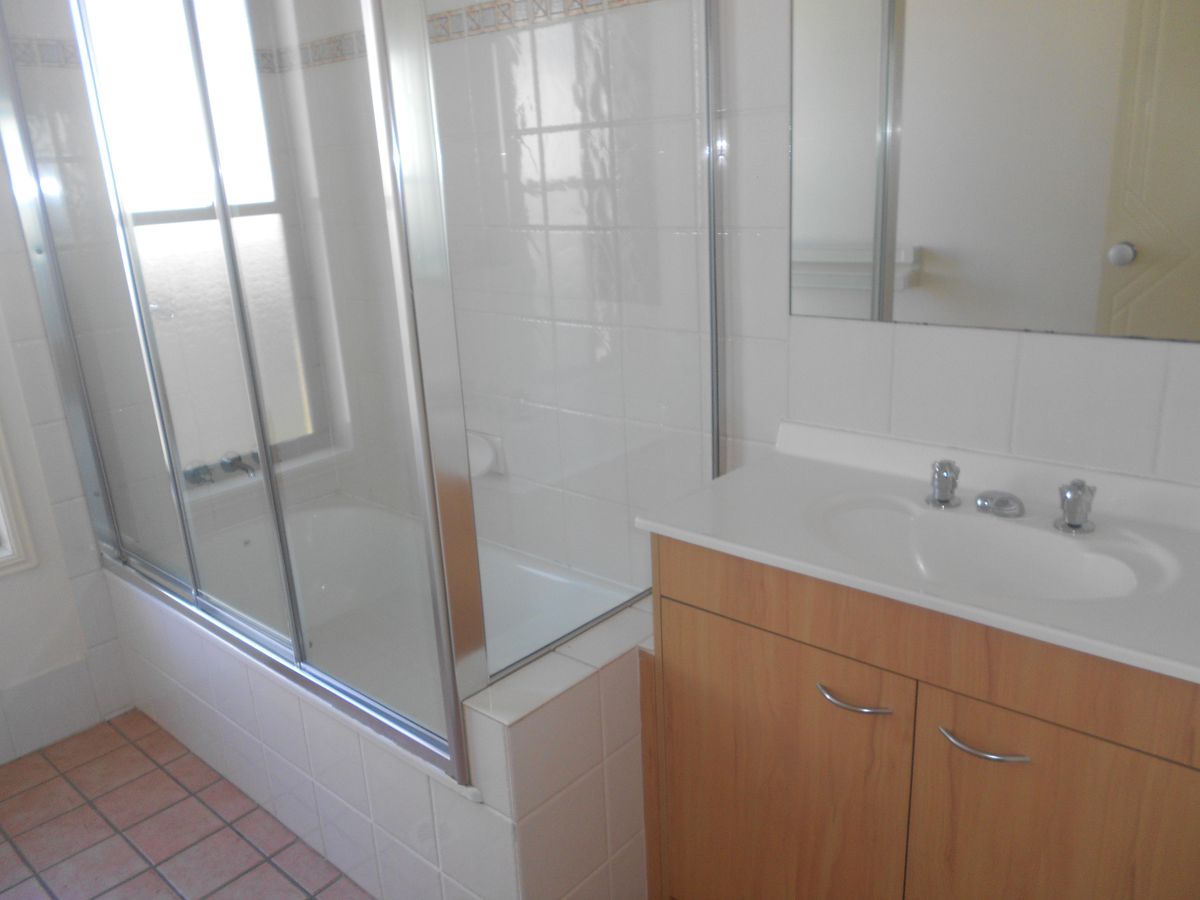 1 / 22 Cardross Street, Yeronga