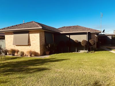 10 White Street, Finley