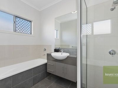 6 Huntsmans Crescent, Shaw