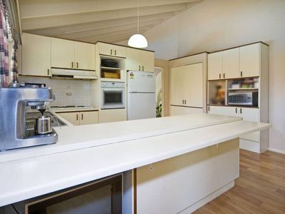 16 Sunningdale Avenue, Rochedale South