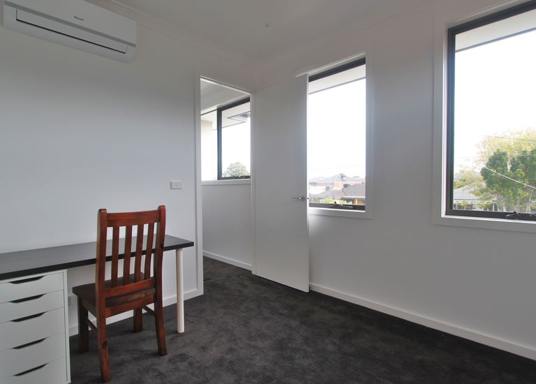 1 / 4 Harlington Street, Clayton