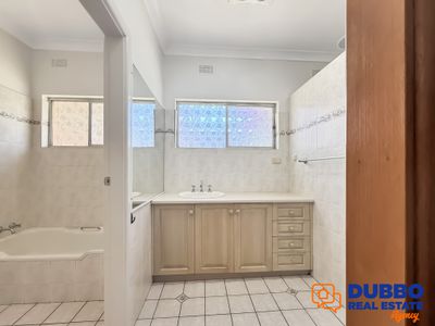 8 Brigalow Avenue, Dubbo