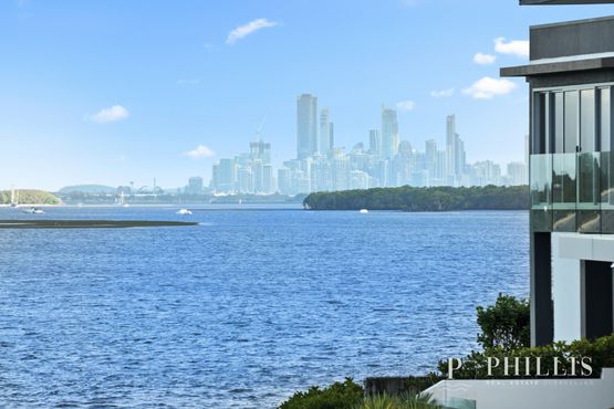48 King Charles Drive, Sovereign Islands
