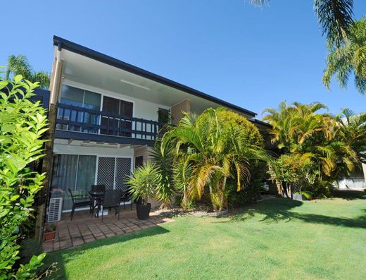 Renovated townhouse close to beach image 8