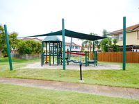 8 / 9  Bayside Court, Thorneside