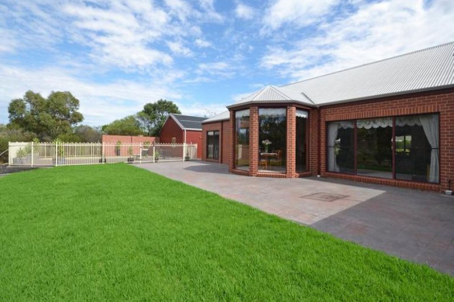 135 Barnes Boulevard, Horsham