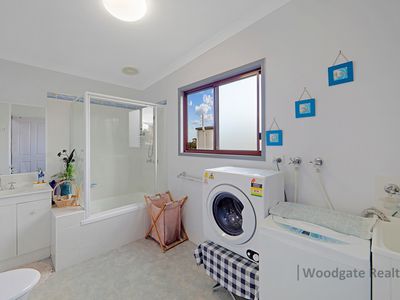 24 ROSELLA WAY, Woodgate