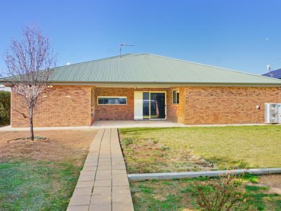 20 Lady Mary Drive, West Wyalong