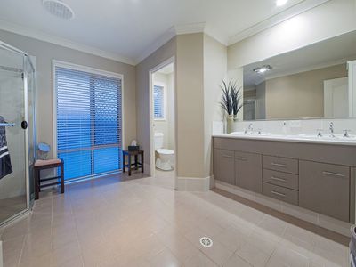 5 Sylvateere Cr, Wakerley