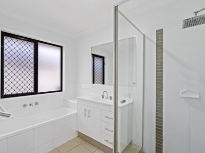 9 Wyndham Cct, Holmview