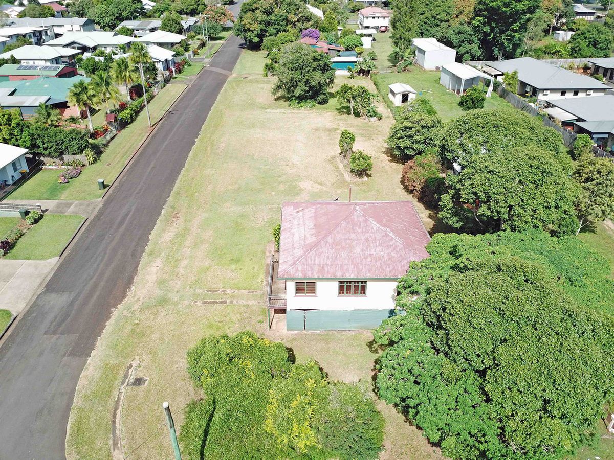 44 WEAVER STREET, Atherton