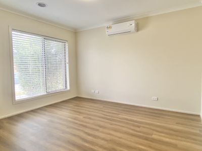 28 Miniata Way, Manor Lakes