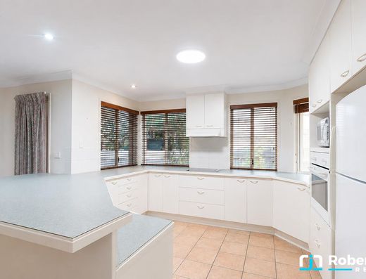 Large Family Living Opposite Noosa Golf Club image 4