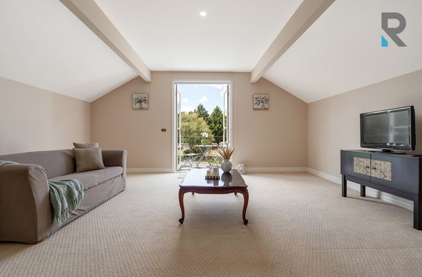 8 Pine Grove, Mickleham