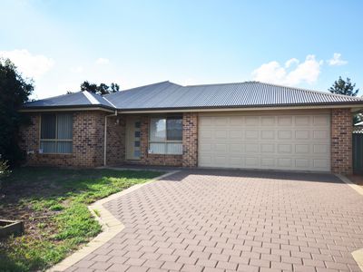 16 Dunheved Circle, Dubbo