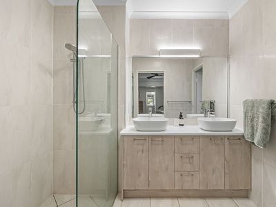 6 Melos Place, Parrearra