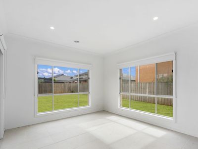 20 Lenigas Crescent, Manor Lakes