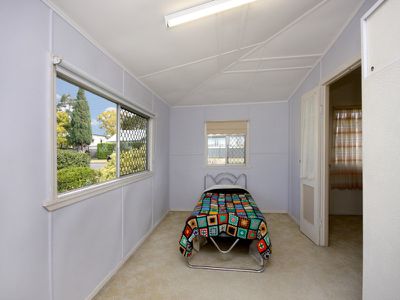 27 Wall Street, Bundamba