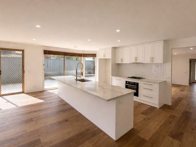 4 Dawson Crescent, Manor Lakes