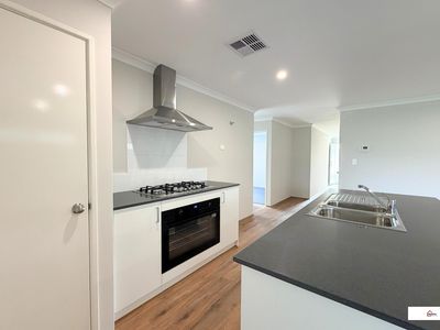 33 Camperdown Way, Lakelands