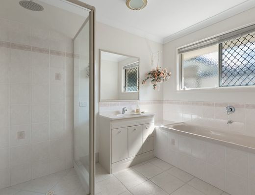 Great family home in an ideal location ***** UNFURNISHED ***** image 6