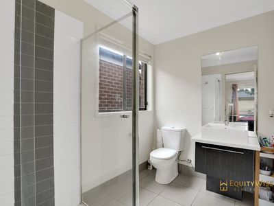 8 Gunyong Crescent, Manor Lakes