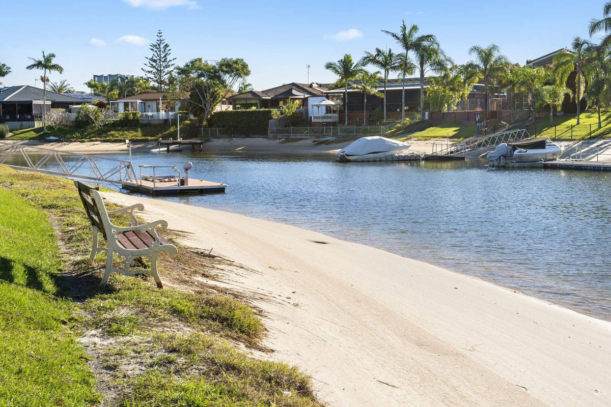 2 / 22 Dunlop Court, Mermaid Waters