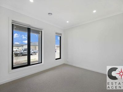 6 BRUSHTON STREET, Manor Lakes