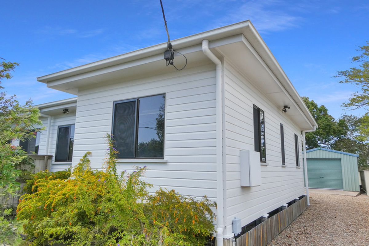 Comfortable 2 Bedroom Home with Study, Deck & Huge Shed