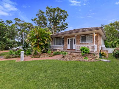 1 West Close, Hawks Nest