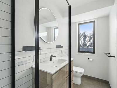 2 / 10 Curtain Court, Brighton