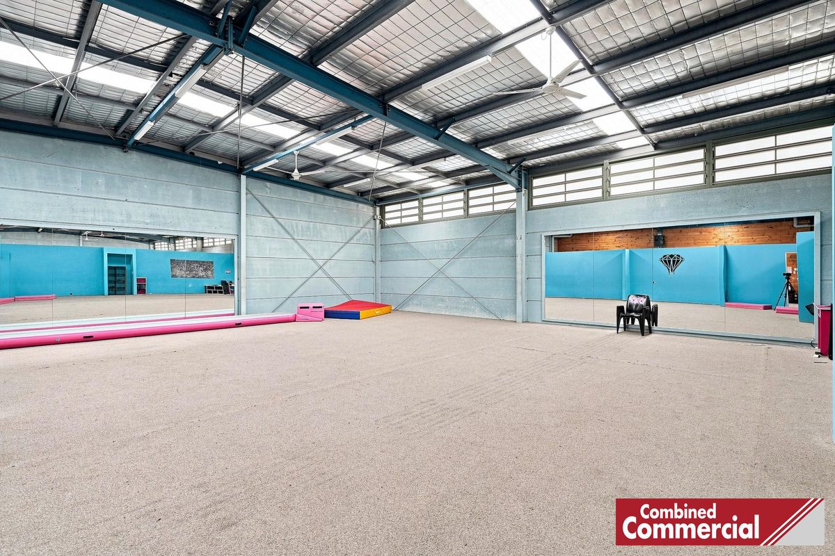 77 Jacaranda Avenue, Bradbury