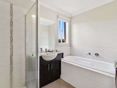 42 Ceratta Crescent, Tarneit