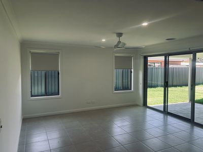 28 Lewis Crescent, Finley