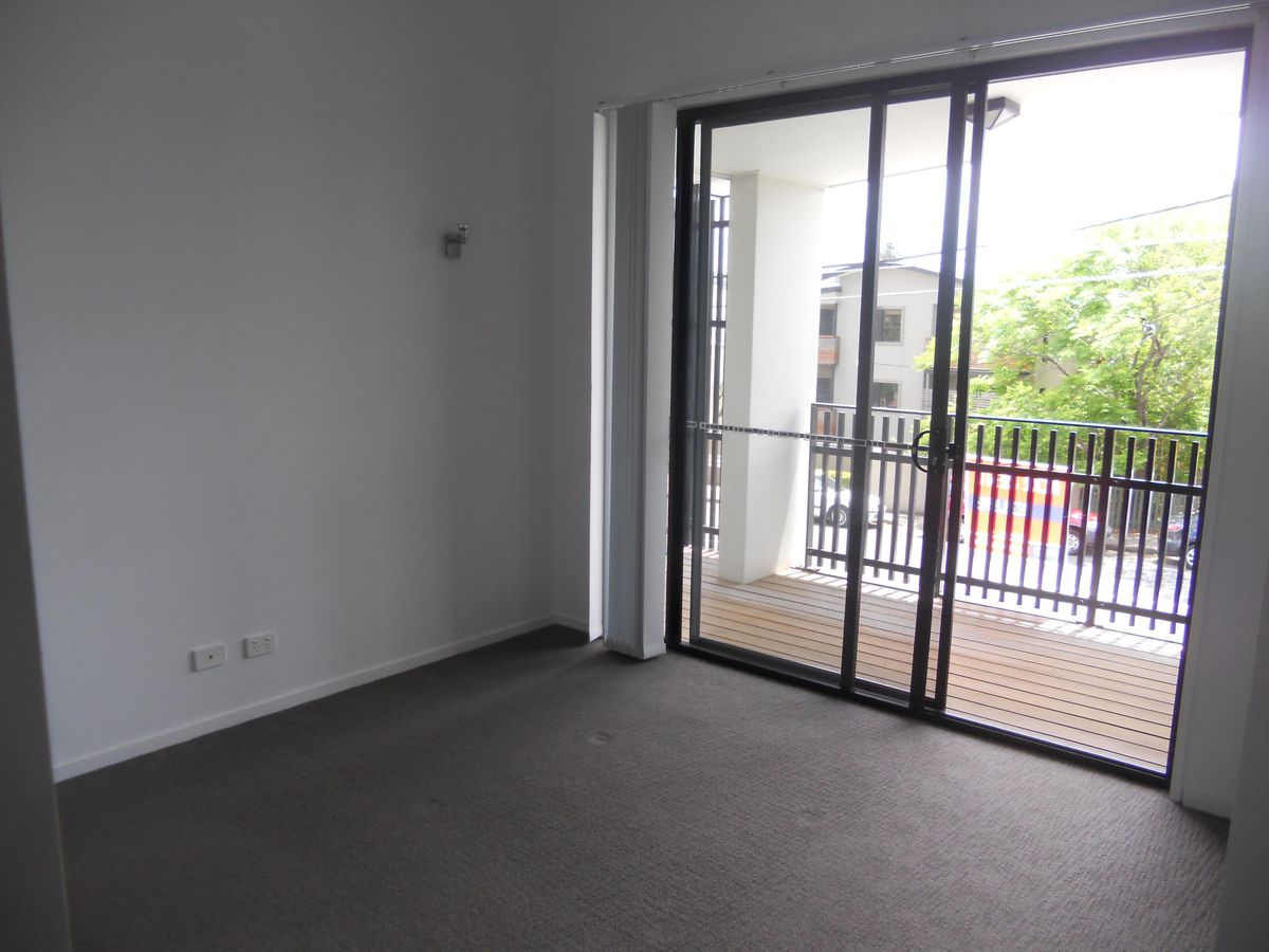 1 / 53 Lambert Road, Indooroopilly