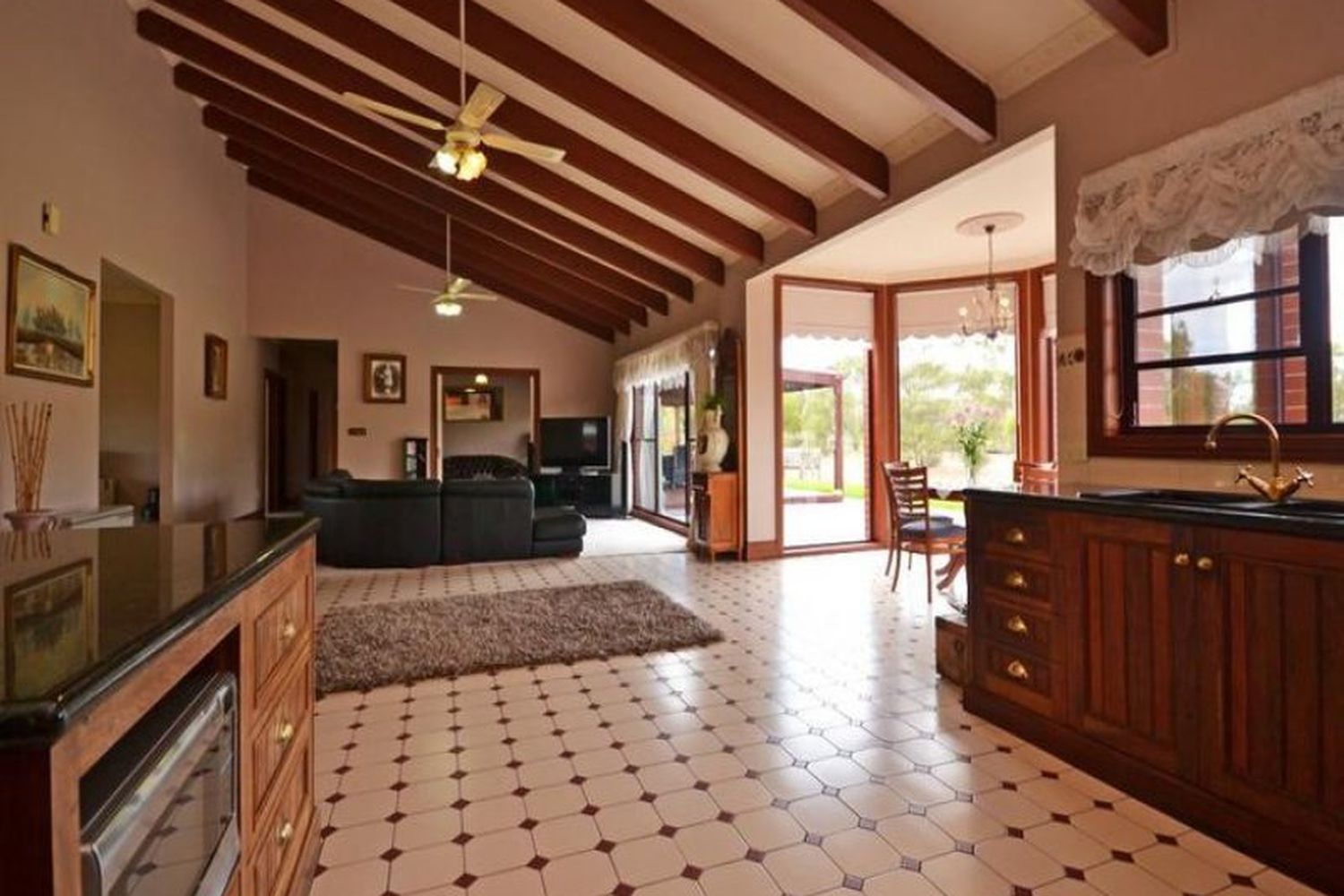 135 Barnes Boulevard, Horsham