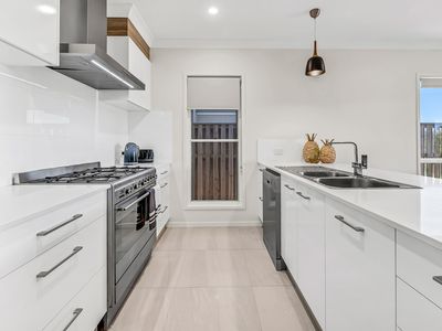 33 Whitsunday Circuit, Pimpama