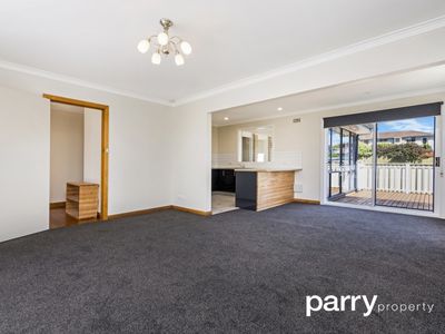 1/4 Bluegum Road, Youngtown